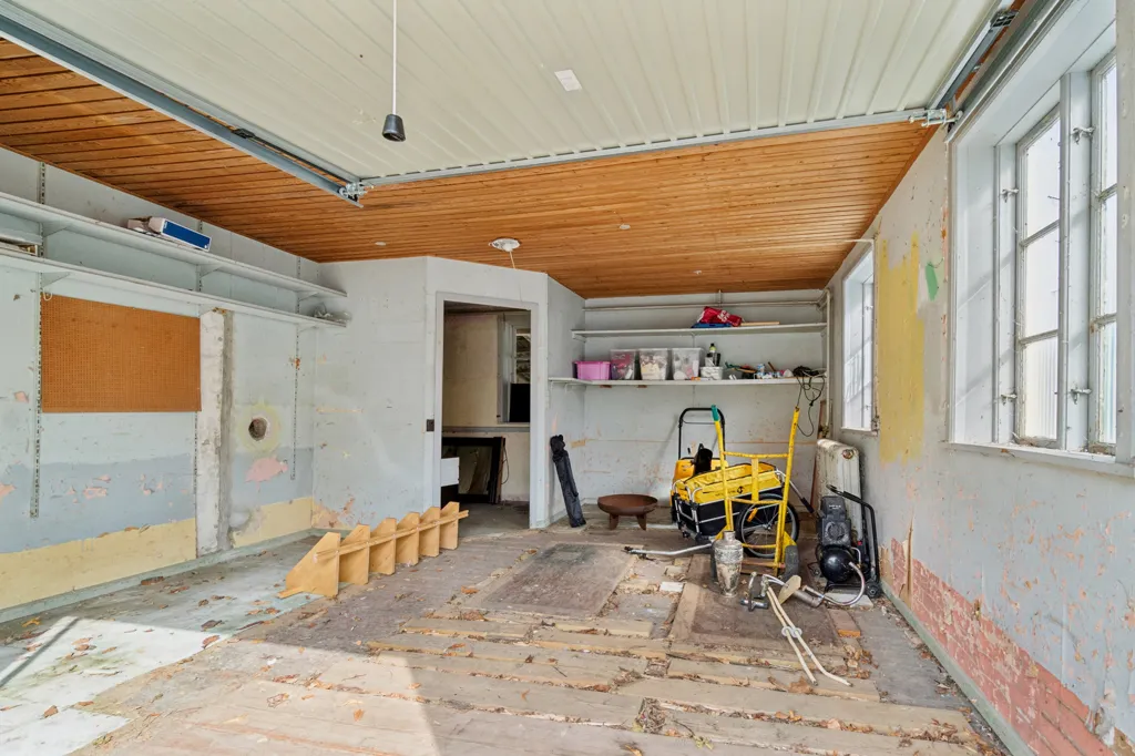 Garage - Charming Villa with Central Location in Aakirkeby