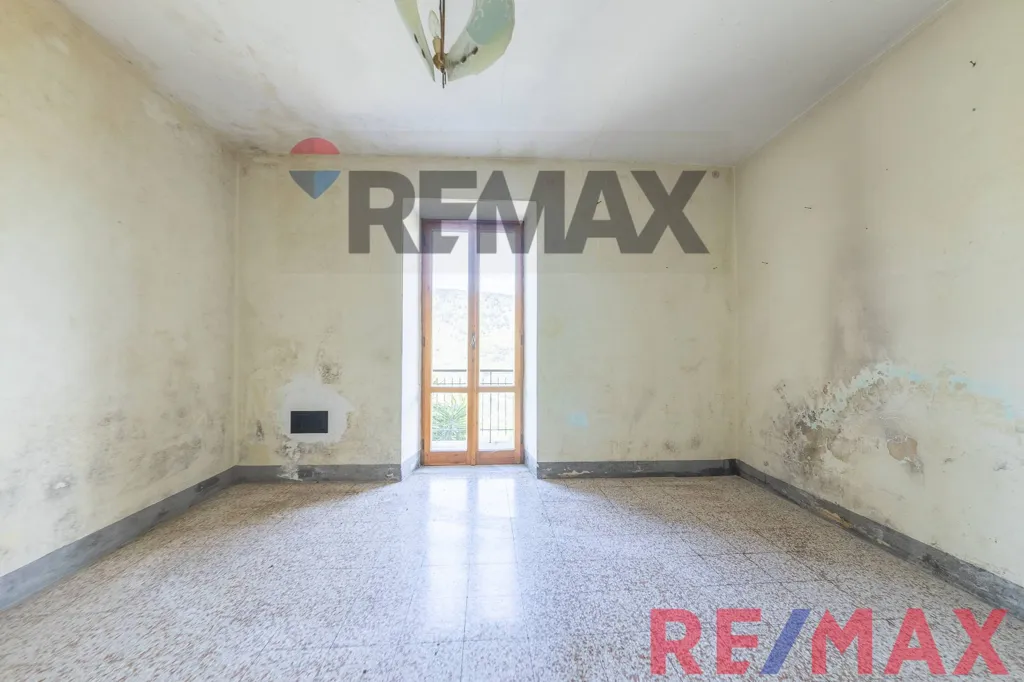 Pièces - Apartment with 50m² Cellar in Sonnino