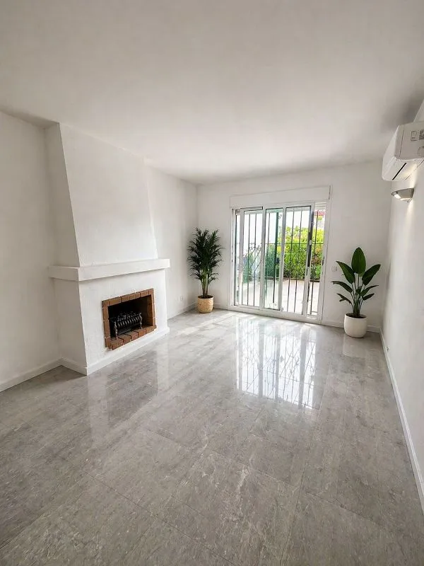Séjour - Apartment with Pool in Nueva Andalucía