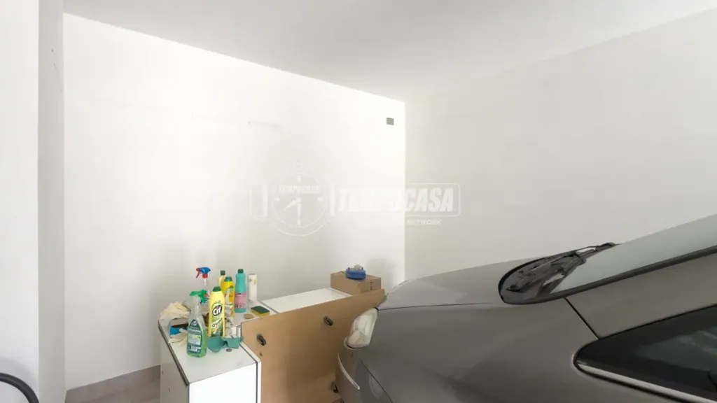 Garaaž - Spacious Apartment with Balcony in La Loggia