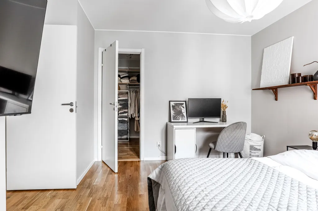 Bedrooms - Apartment with Large Windows in Mariehöjd