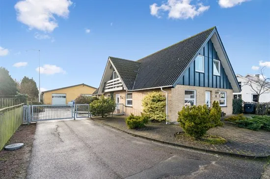 8-toaline maja asukohas Brønderslev