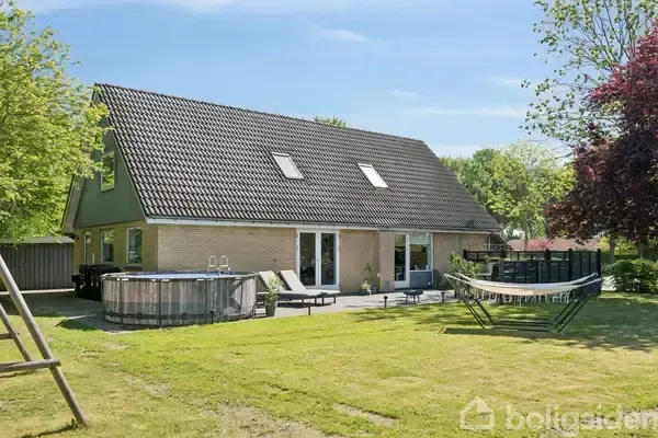 Aed - Classical Redbrick Villa with Solar Panels in Herfølge