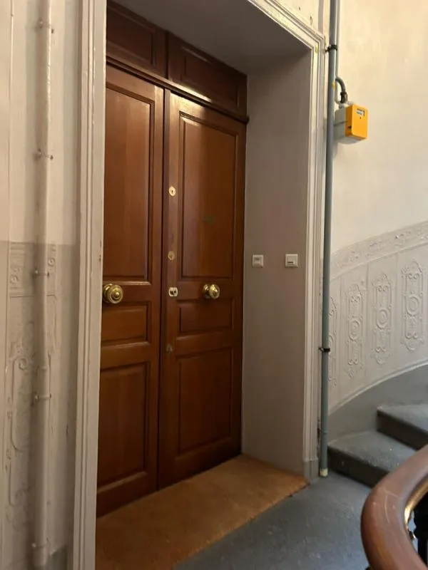 Entrée - Appartement de 8 Pièces avec Terrasse en Centre-Ville
