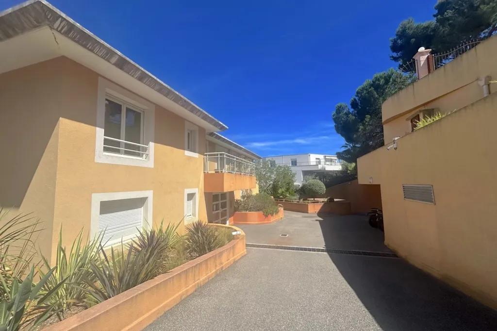 Välivaade - 3-Bedroom Apartment with Pool in Nice