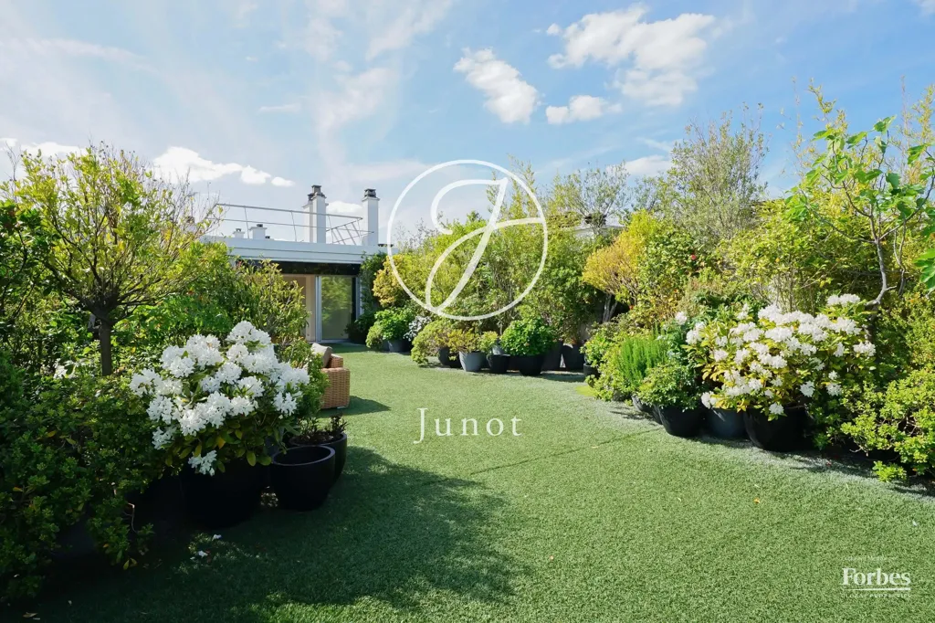 Garden - Penthouse with Eiffel Tower View in Paris 75116