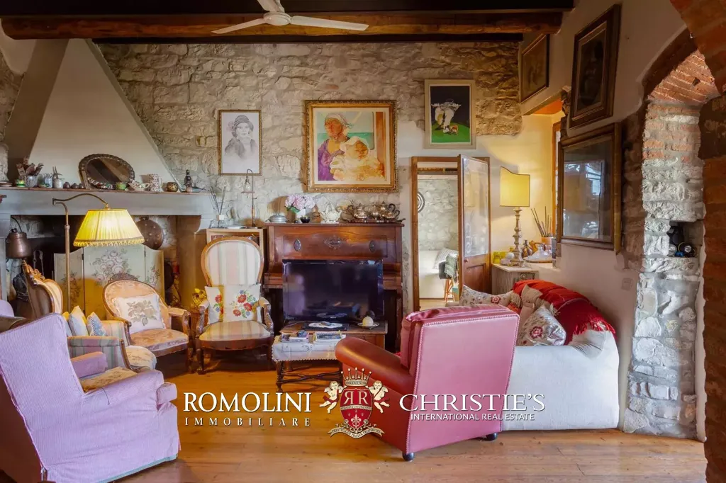 Living Room - Villa with Vineyard and Pool near Florence