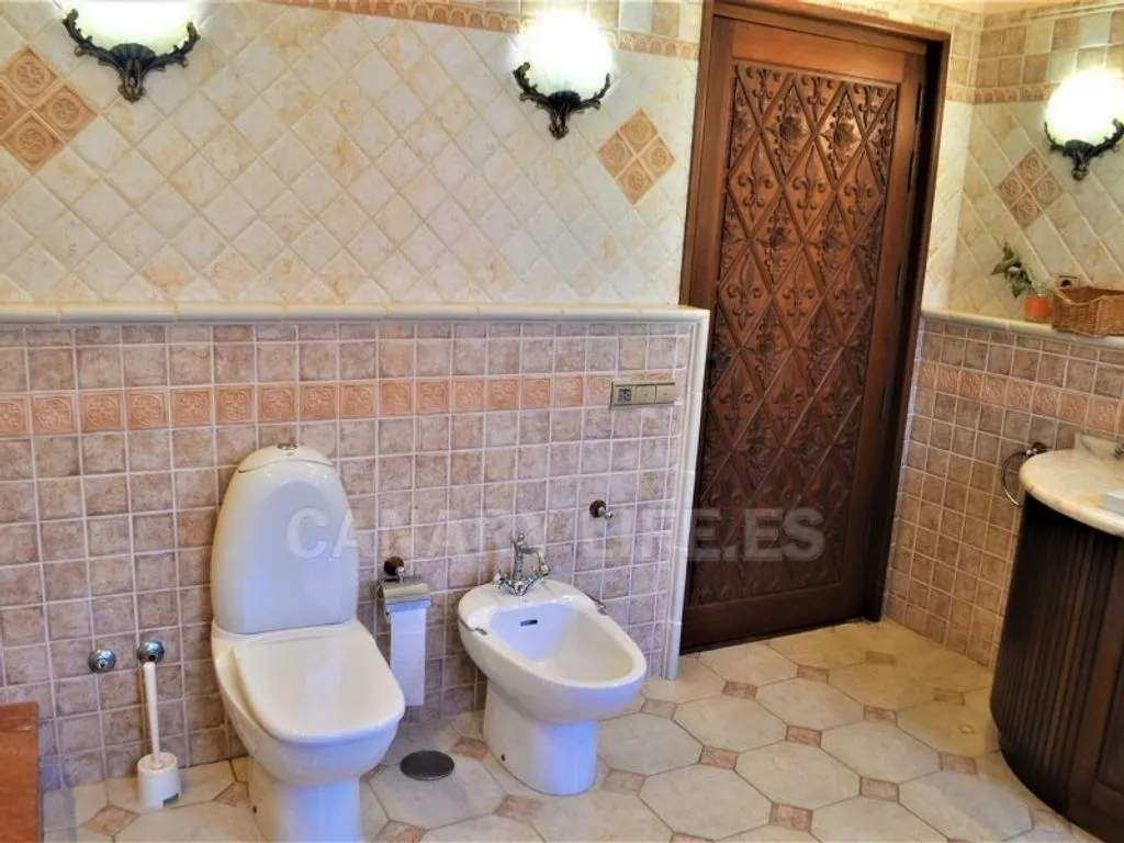 Salles de bain - Luxury Villa with Romanesque Features in San Bartolomé