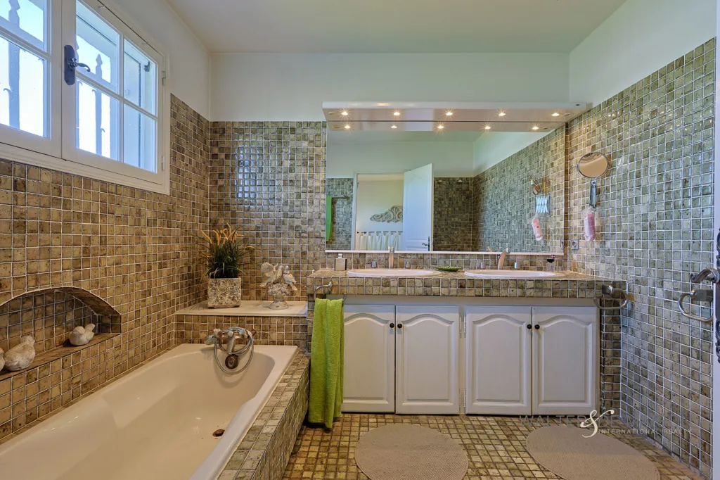 Bathrooms - Villa with Independent Apartment in Le Pradet