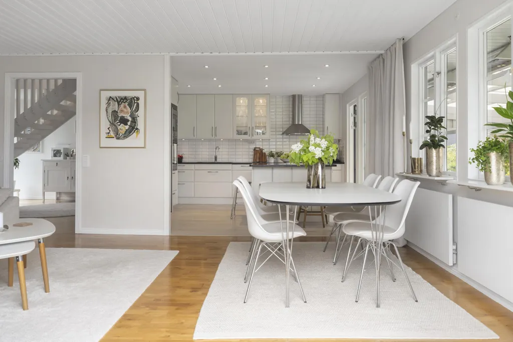Söögituba - Corner Plot Villa with Garden in Västerdala