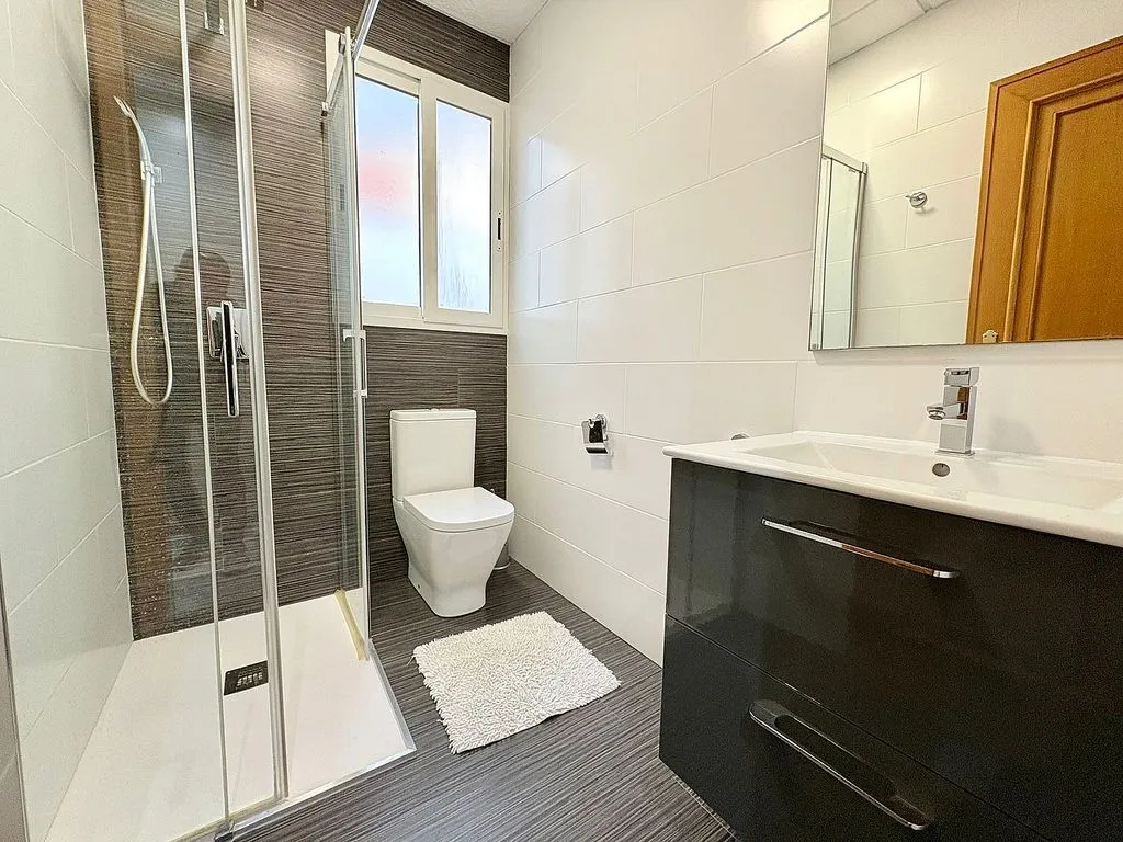 Bathrooms - Two-Storey House with Balcony in Benaguasil Centre