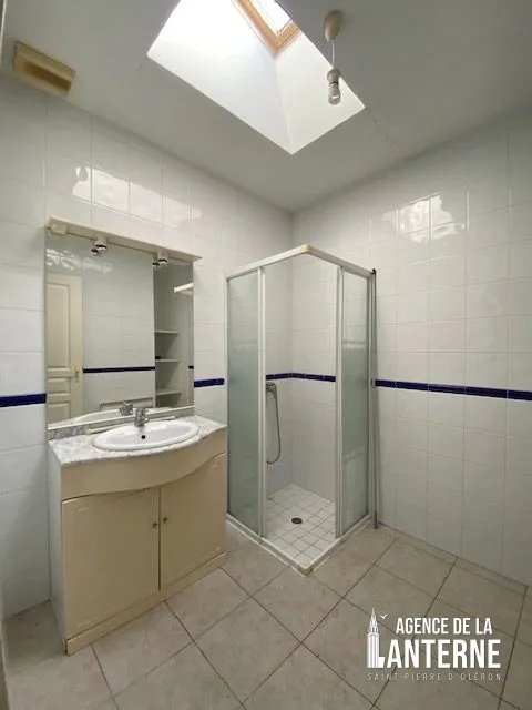 Salles de bain - Maison de Plain-pied avec Terrasse à Saint-Pierre-d'Oléron