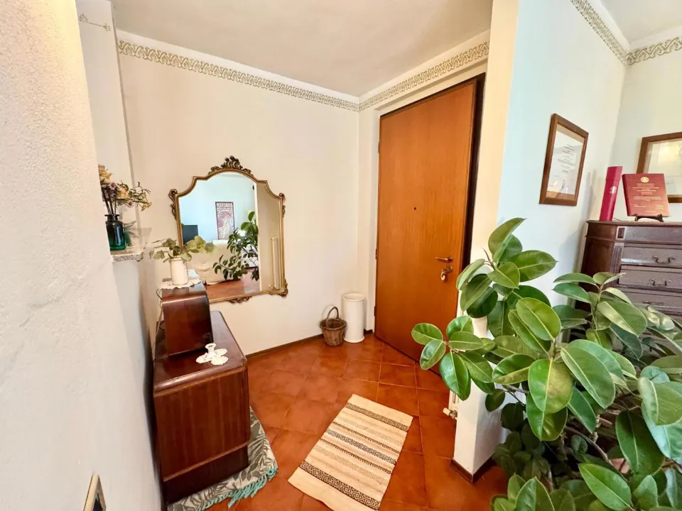 Esik - Three-sided Villa with Garden in Mortara