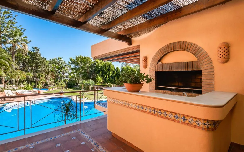 Piscine - Beachfront Villa with Pool in Estepona