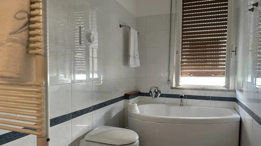 Bagni - Villa with Private Garden in Montegranaro, Pesaro
