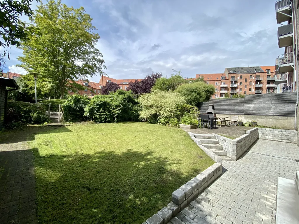 Aed - Two-Bedroom Flat with Exposed Beams in Odense