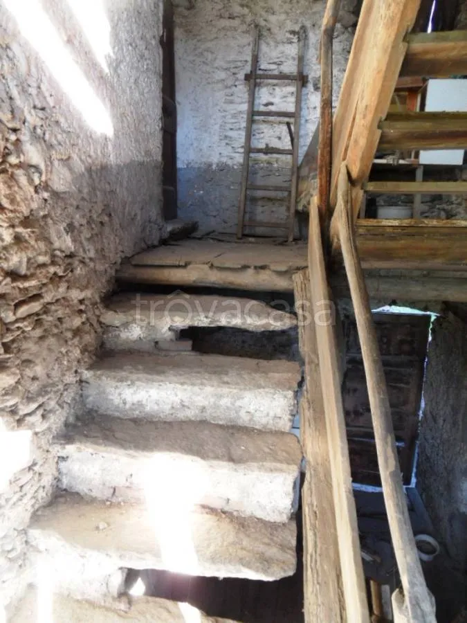 Pièces - Rustic Property with Balcony in Colico