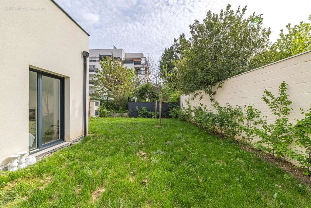 Garden - Modern Apartment with Garden in Orly