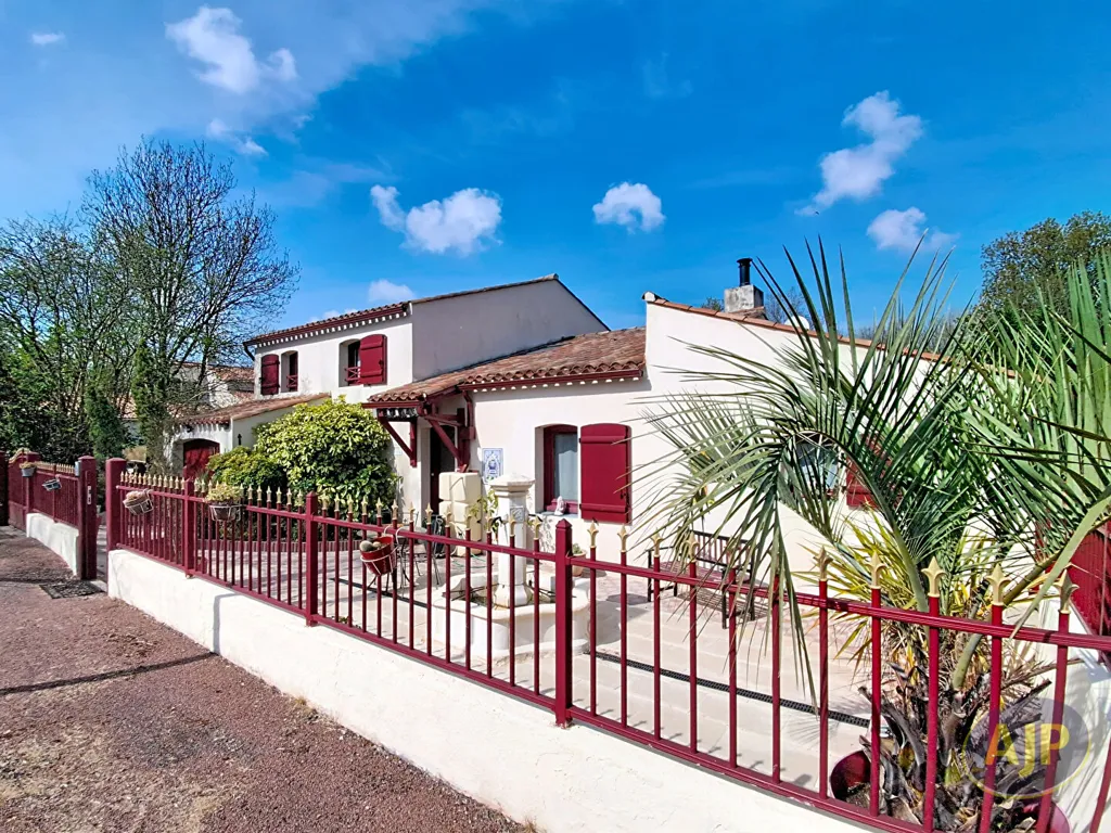 Esterno - Atypical House with Pool in St André D'Ornay