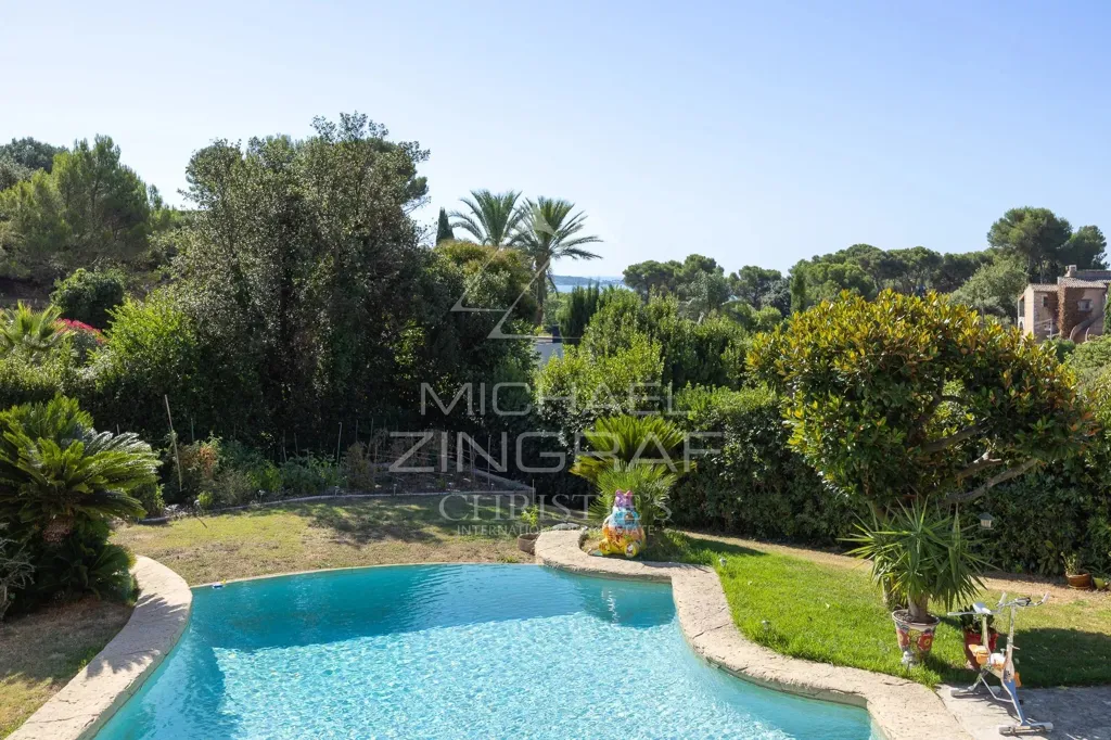 Pool - Villa with Infinity Pool in Saint-Maymes, Antibes