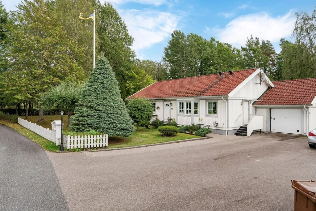 Exterior - One-Storey Villa with Garden in Skara