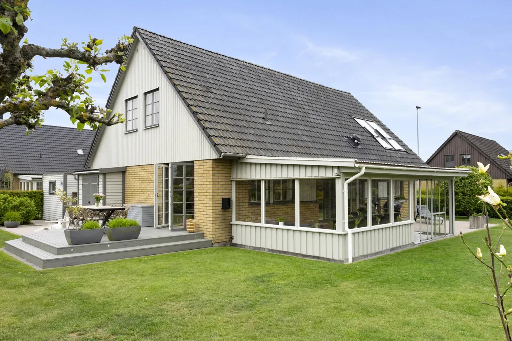 Välivaade - Corner Plot Villa with Garden in Västerdala