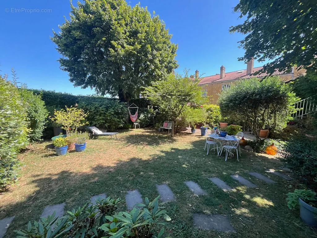 Jardin - Duplex avec Jardin et Poutres Apparentes à Lissieu