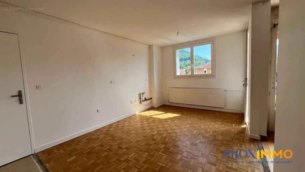 Pièces - Appartement Traversant avec Terrasse à Voiron