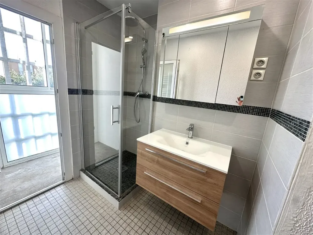 Salles de bain - Appartement avec Balcon au 1er Étage