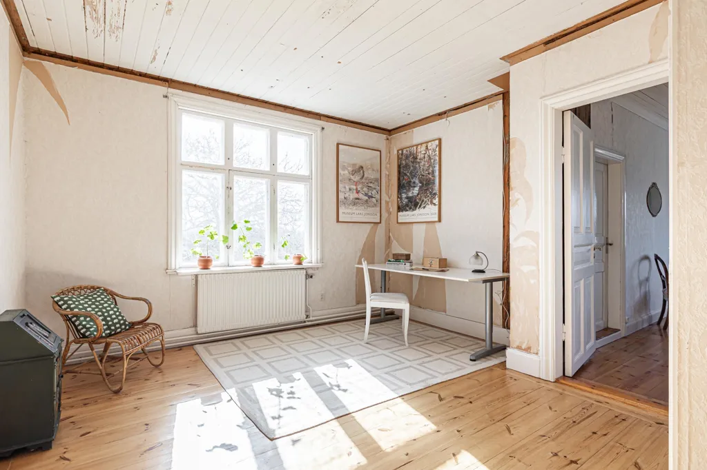Bureau - Charming Farmhouse with Workshop in Salbohed