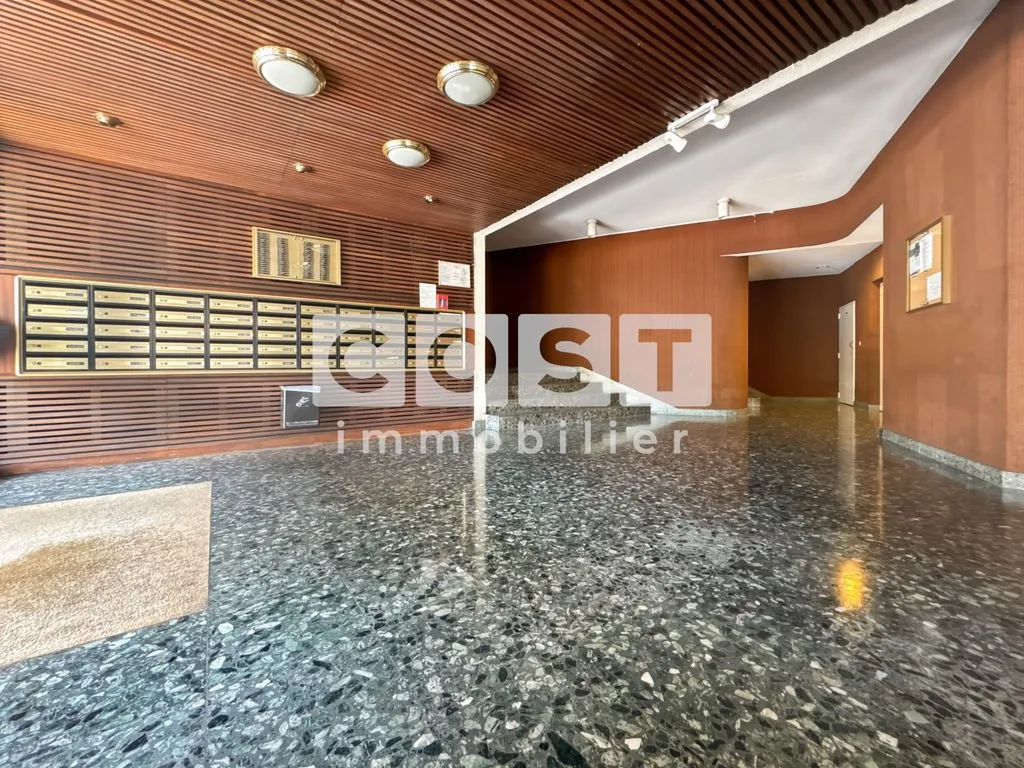 Hallway - Luxury Flat with Balcony in Courbevoie