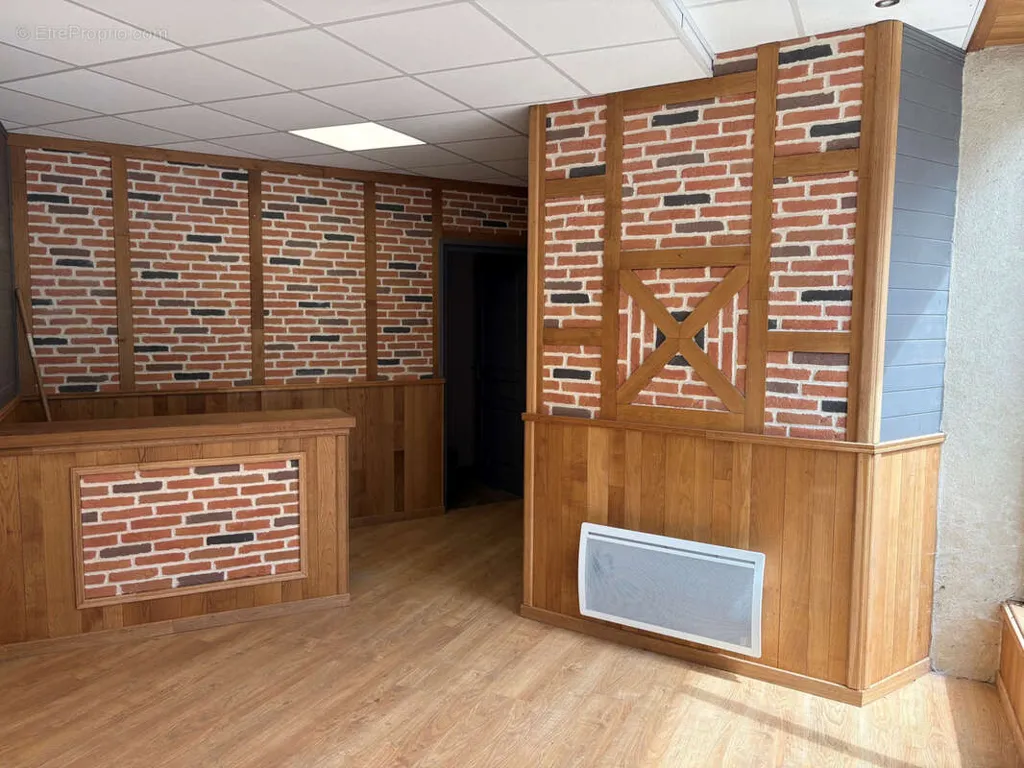 Rooms - Mixed-Use Building with Commercial Potential in Saint Yrieix