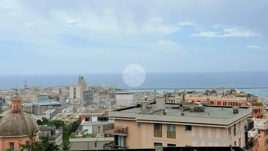 Terrasse - 6-Room Apartment with Balcony in Genoa