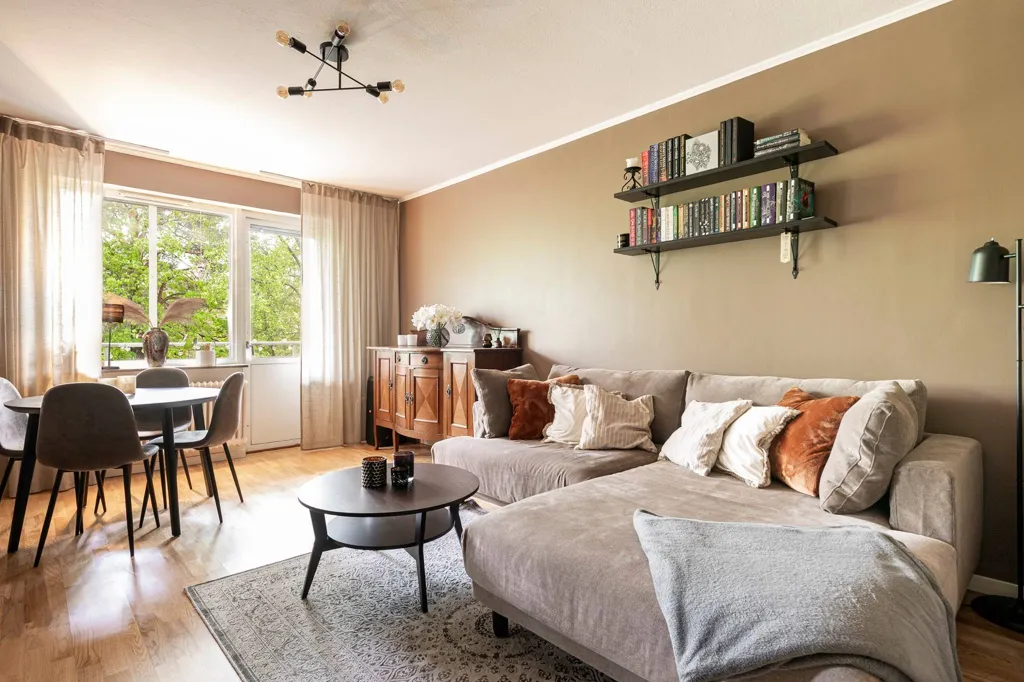 Séjour - Renovated Flat with South-Facing Balcony in Västerås