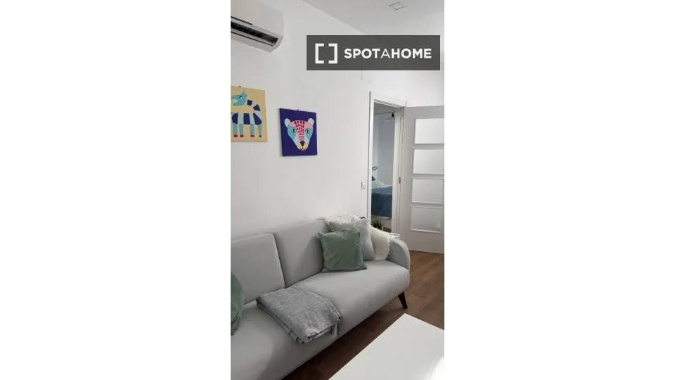 Living Room - 1-Bedroom Apartment in Pacifico, Madrid