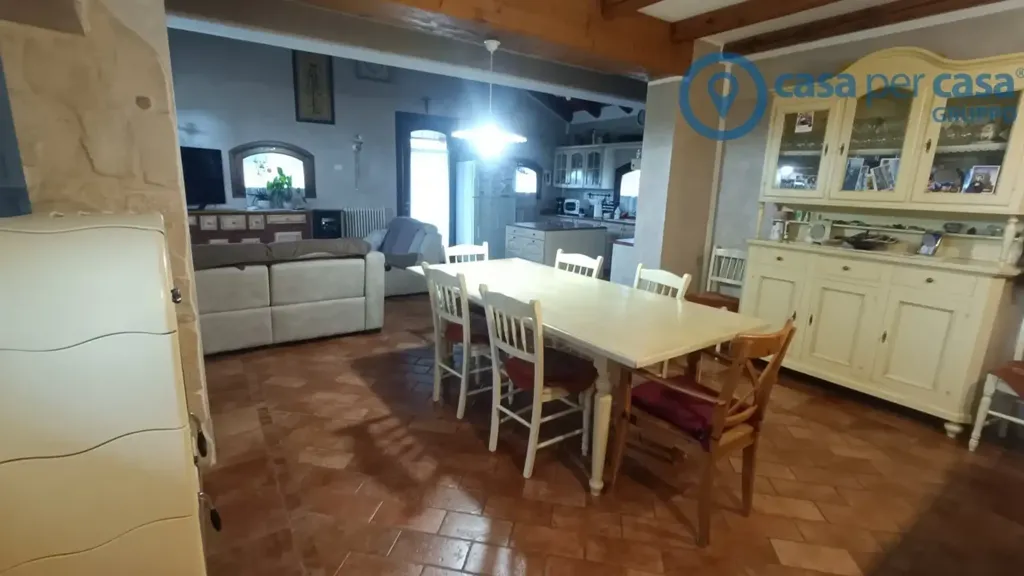 Salle à manger - Rustic Villa with Garden in Lusia