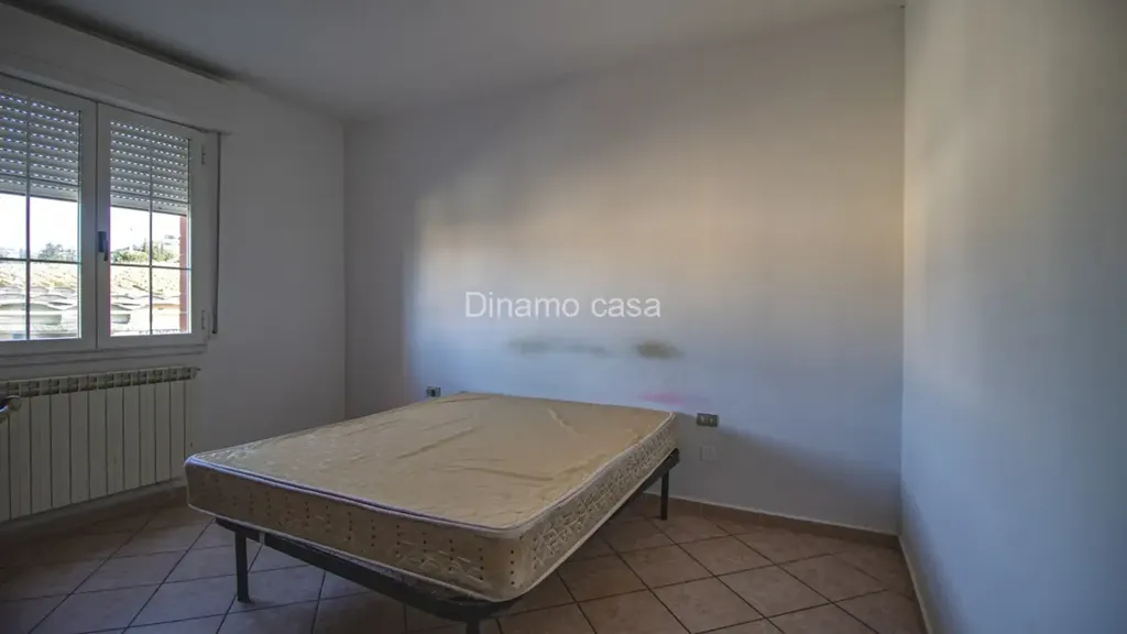 Chambres - Apartment with Industrial Warehouse in Carmignano
