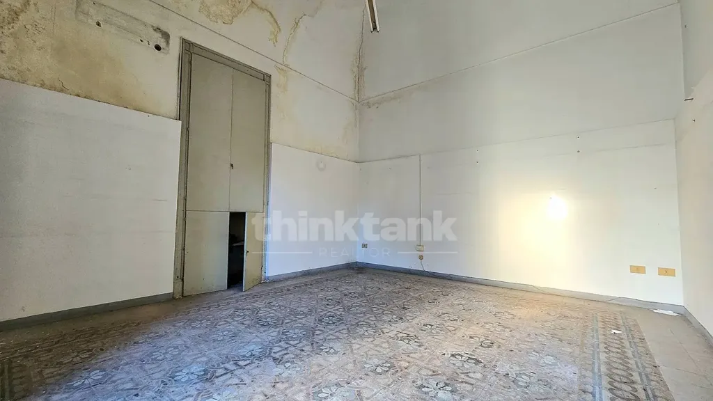 Rooms - Historic Villa with Dual Entrances in Rosolini