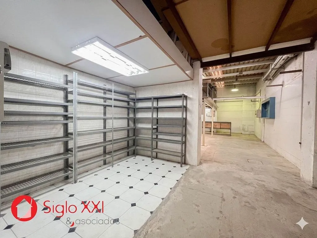Garage - Open-Plan House with Terrace in Madrigal