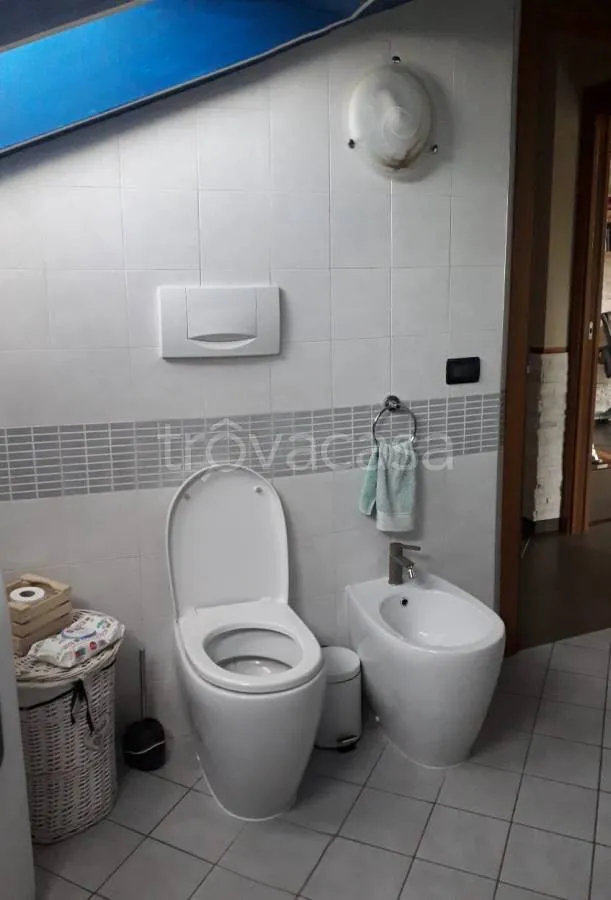 Salles de bain - Modern Apartment with Balcony in Bagnolo Piemonte