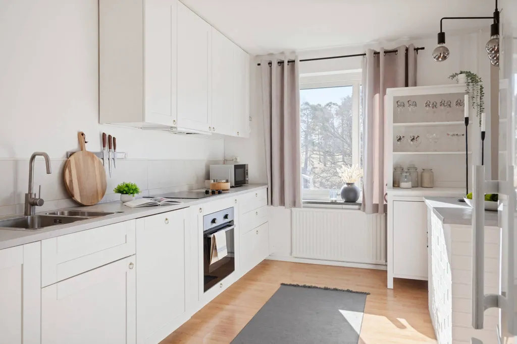 Cuisine - Corner Flat with South-West Balcony in Urban Area