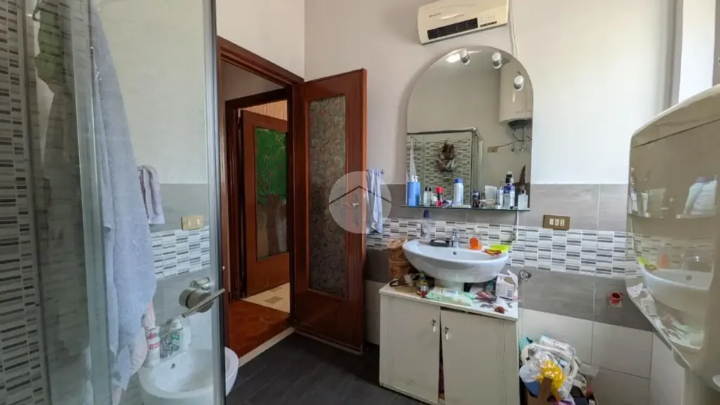 Salles de bain - 5-Room Apartment with Balcony in Palermo