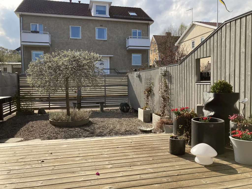 Garden - Architectural Villa with Rental Unit in Väster