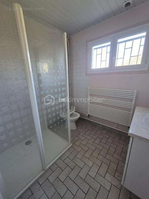 Salles de bain - Maison de Plain-Pied avec Balcon dans le Quartier Calme de Gien
