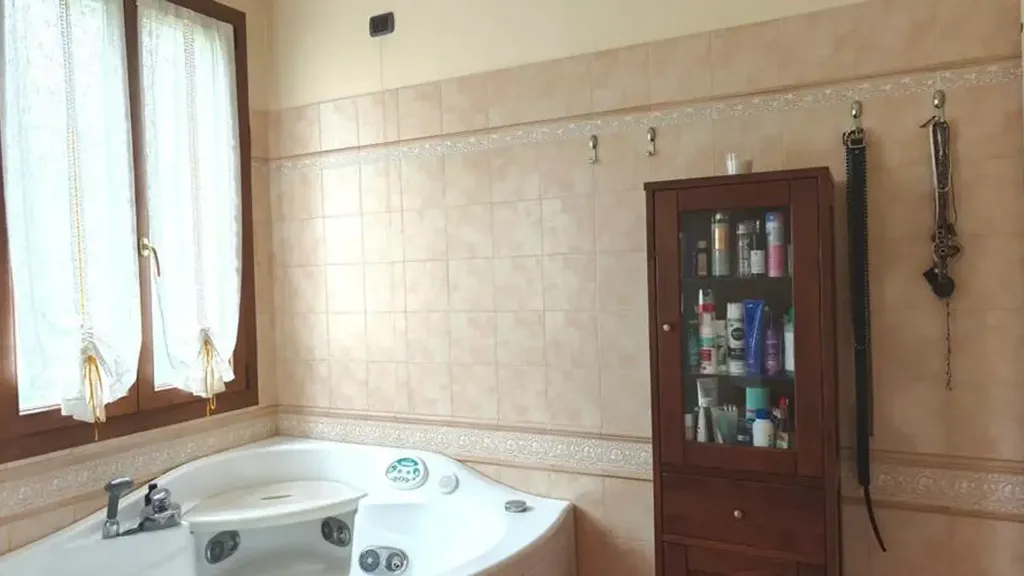 Bathrooms - Villa with Pool and Garden in Correggio