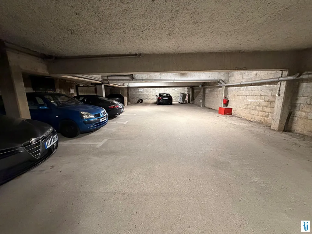Garage - Studio Flat in Mont Saint Aignan Village