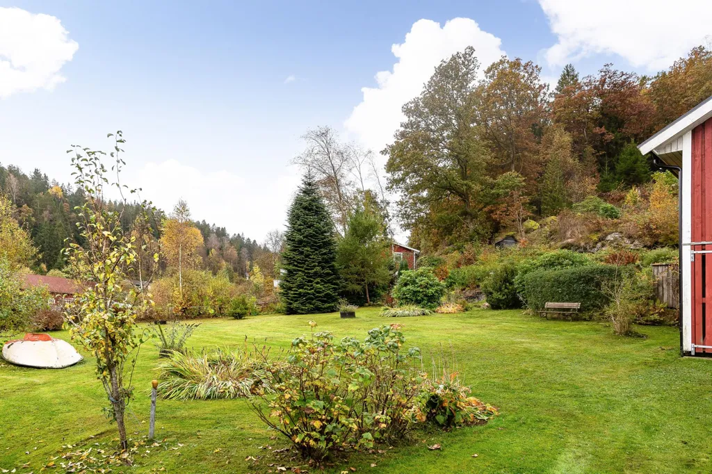 Jardin - Lakefront Plot with Three Houses in Hällingsjö