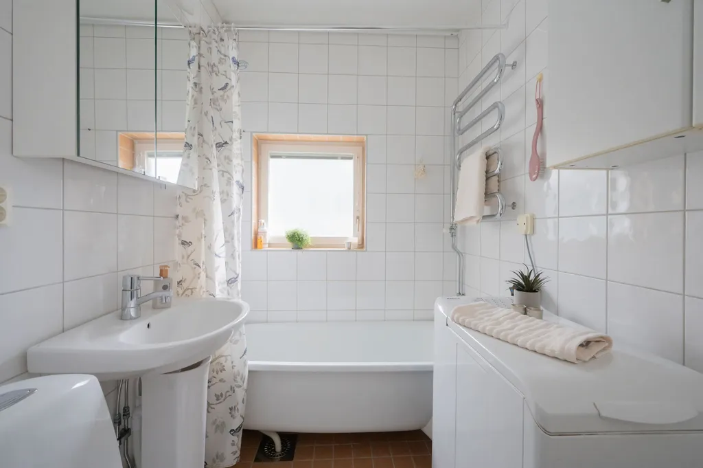 Badezimmer - Bright Apartment with Balcony near Stuvsta Centre