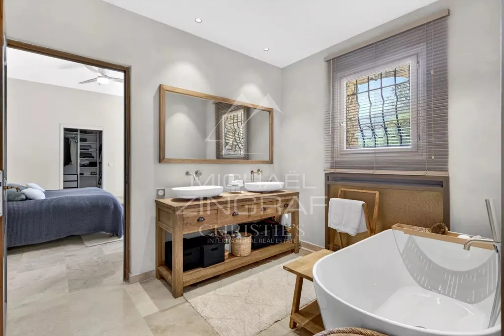 Salles de bain - Domaine Rénové avec Piscine à Bar-sur-Loup