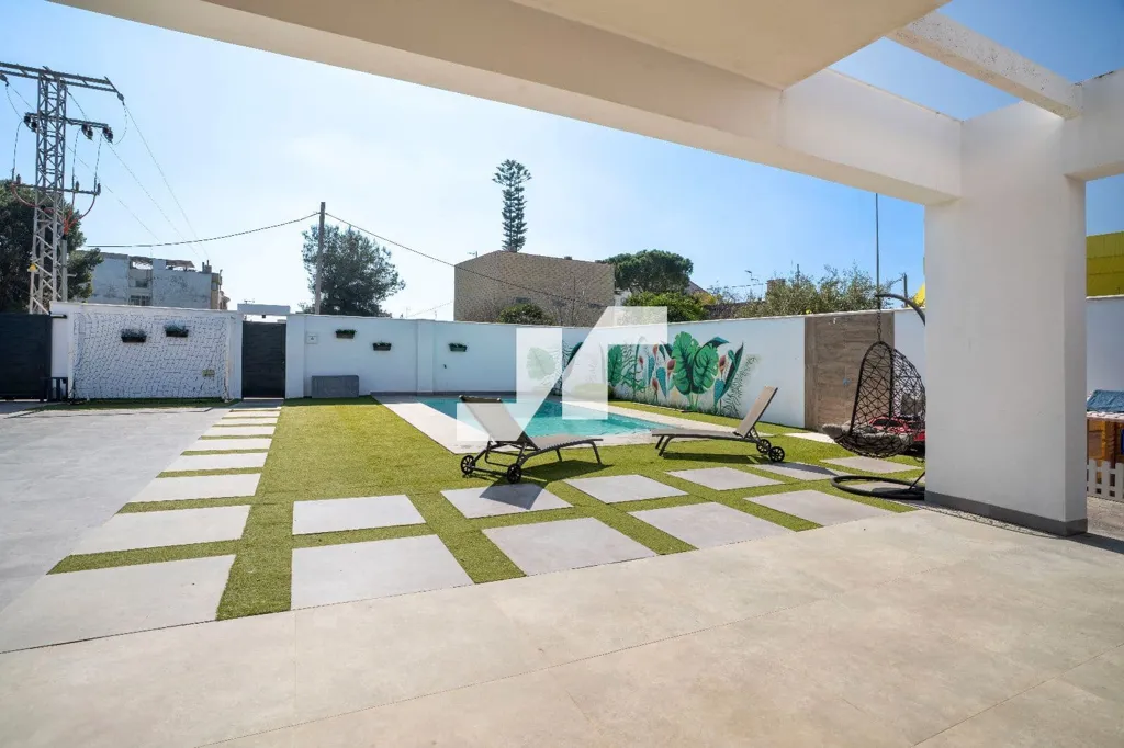 Piscine - Contemporary Chalet with Private Pool in Madrigal